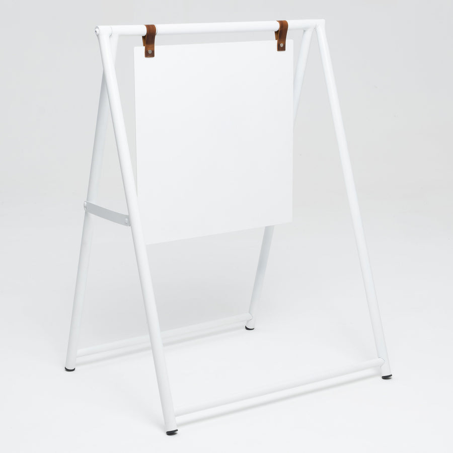 Wit metalen stoepbord A-frame – schuin aanzicht