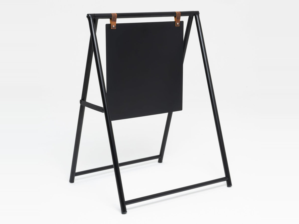 Zwart blanco stoepbord A-frame met leren draagbanden