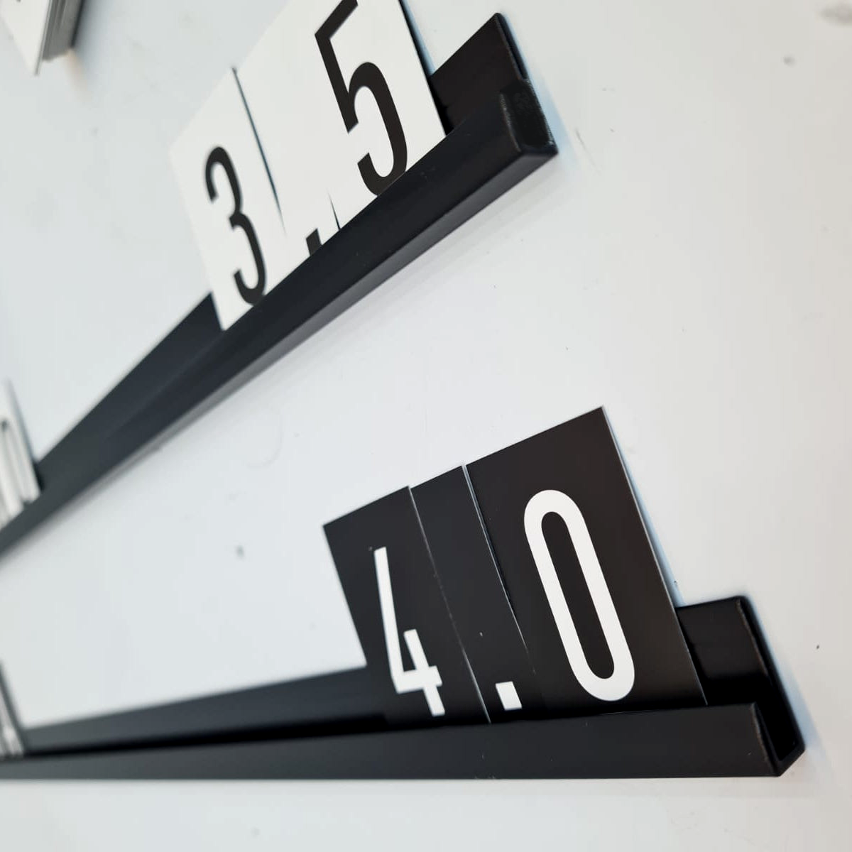 Zwarte aluminium rail met cijfertegels van 47 × 30 mm
