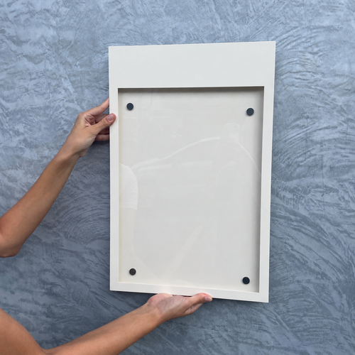Witte metalen menukast A3, rechthoekig, 35 × 55 cm – vooraanzicht