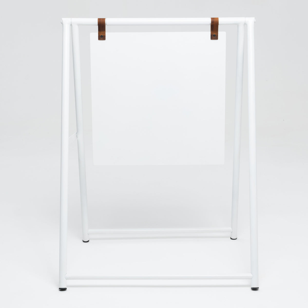 Wit metalen stoepbord A-frame, 64 × 90 cm – vooraanzicht