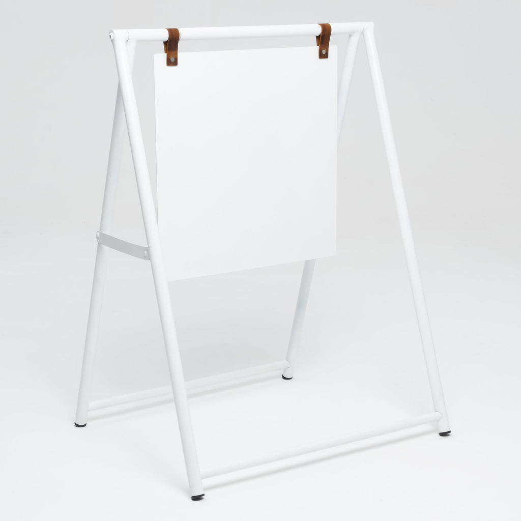 Wit metalen stoepbord A-frame met paneel van 46 × 46 cm – schuin