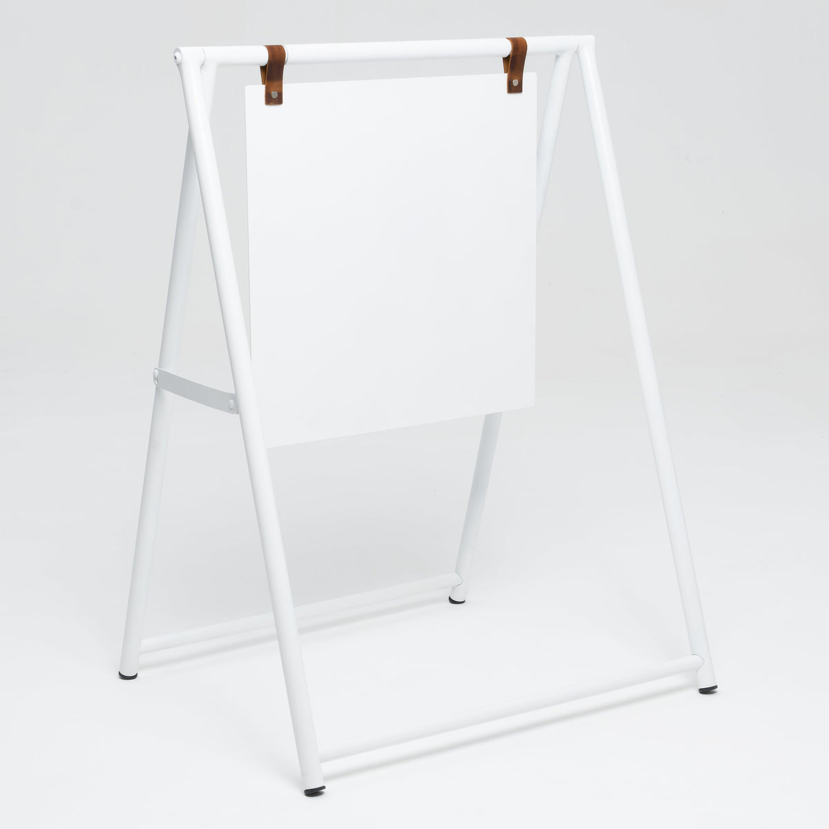 Wit metalen stoepbord A-frame met paneel van 46 × 46 cm – schuin