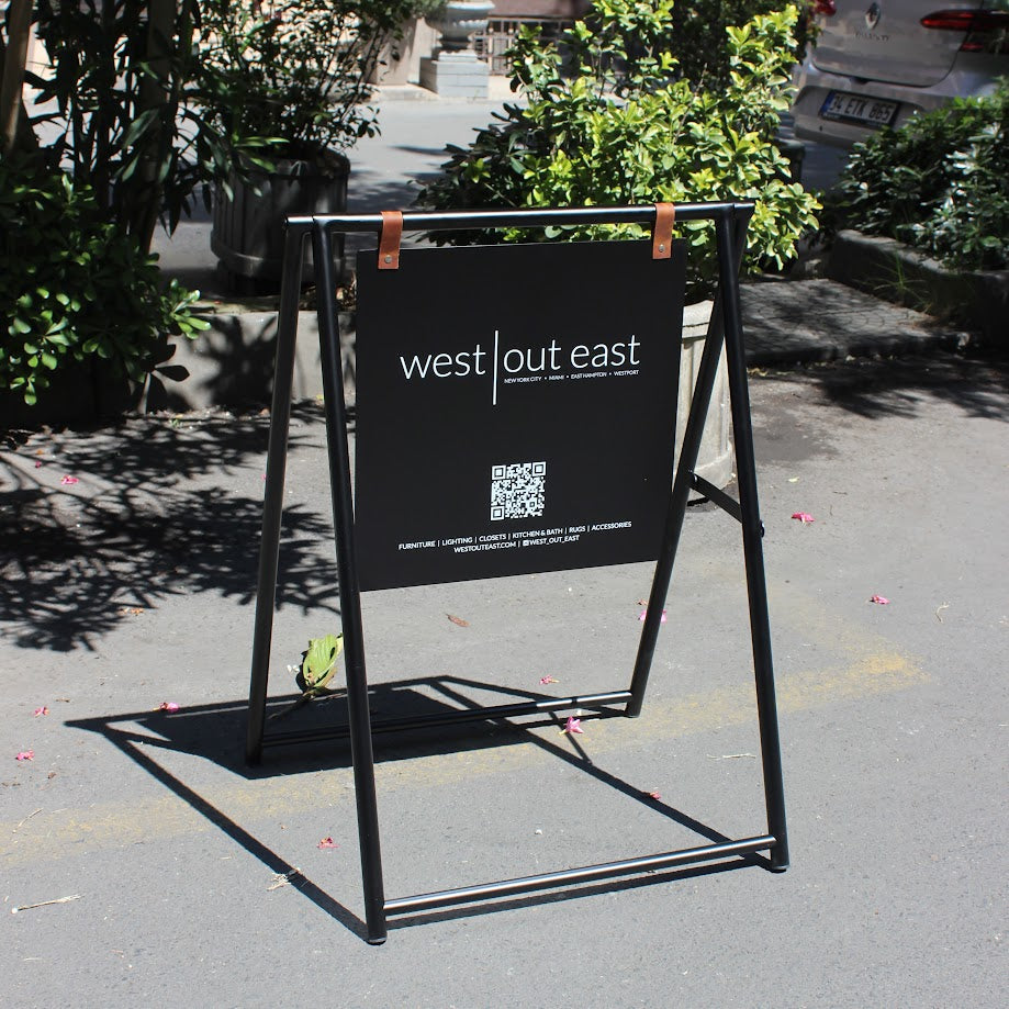 Zwart metalen stoepbord A-frame met eigen opdruk op straat