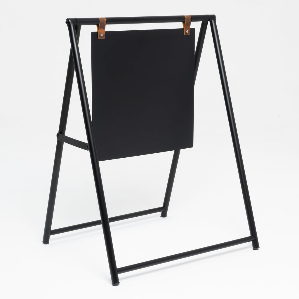 Zwart metalen stoepbord A-frame – schuin aanzicht