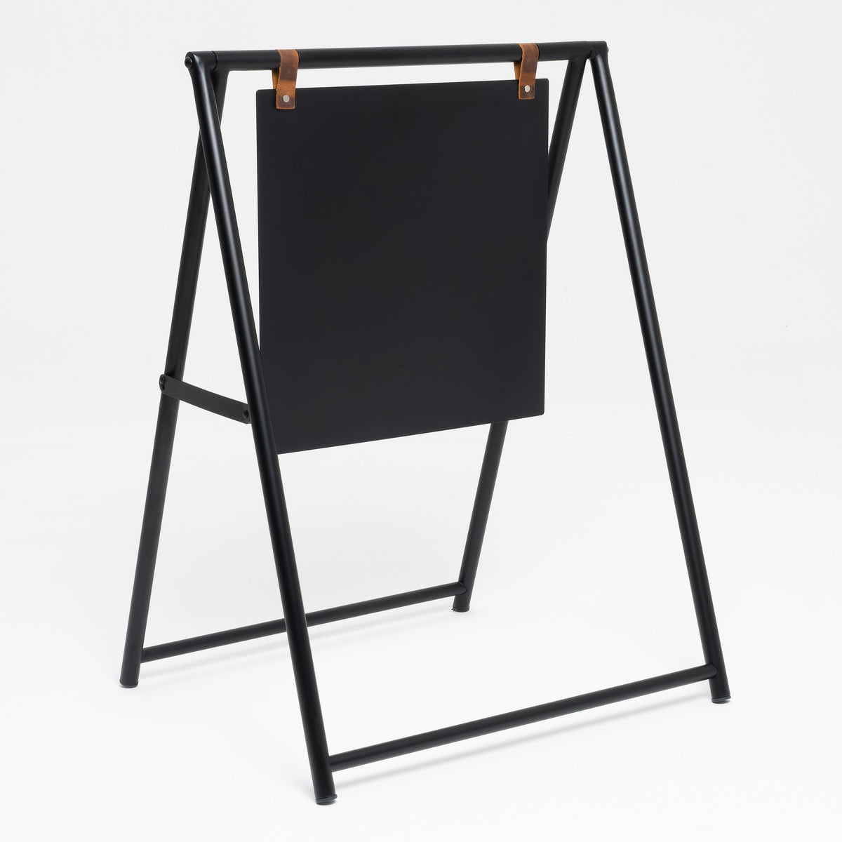 Zwart metalen stoepbord A-frame – schuin aanzicht