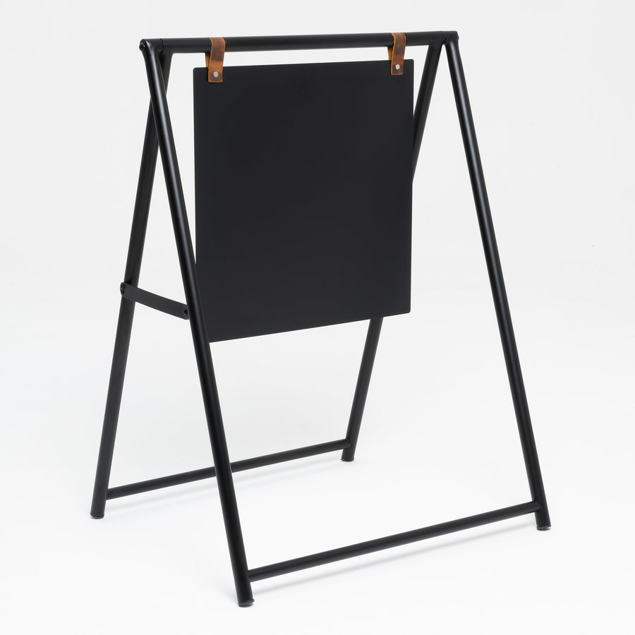 Zwart metalen stoepbord A-frame – schuin aanzicht