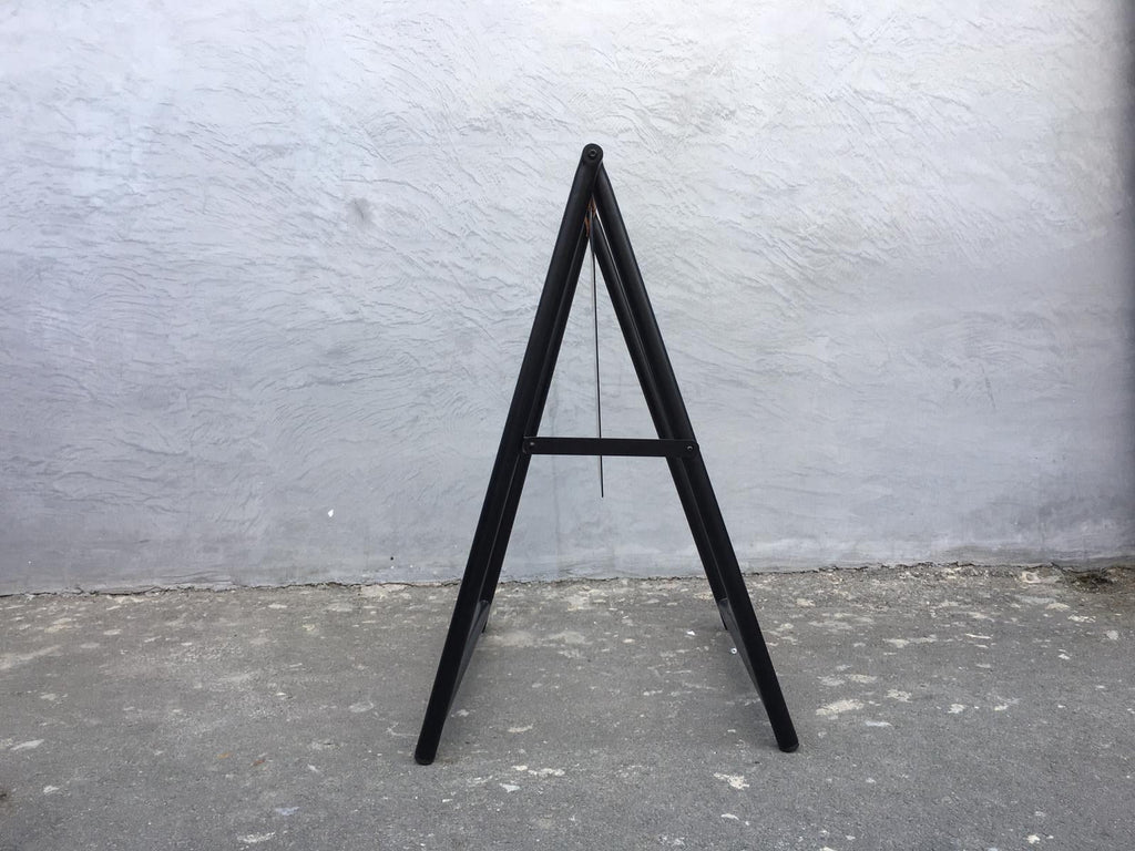 Zwart metalen stoepbord A-frame – zijaanzicht, inklapbaar