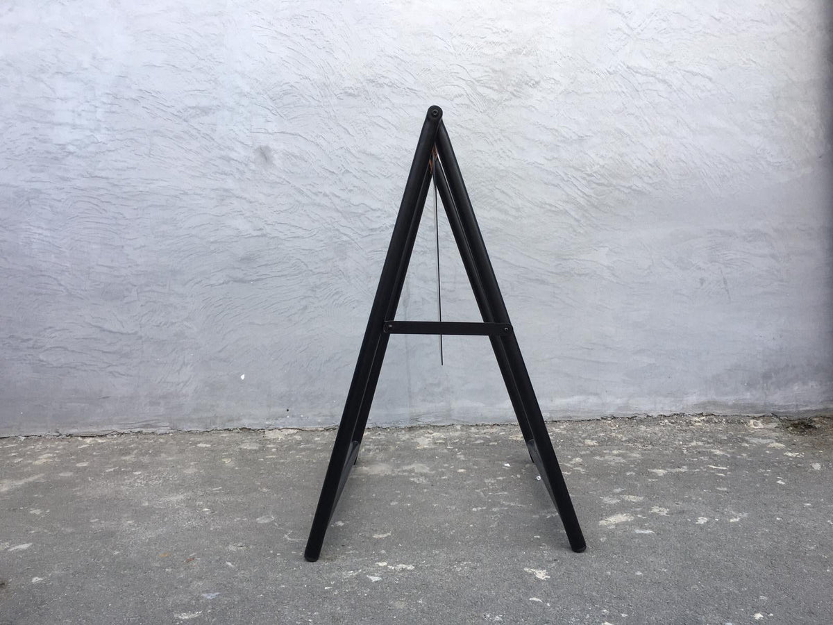 Zwart metalen stoepbord A-frame – zijaanzicht, inklapbaar
