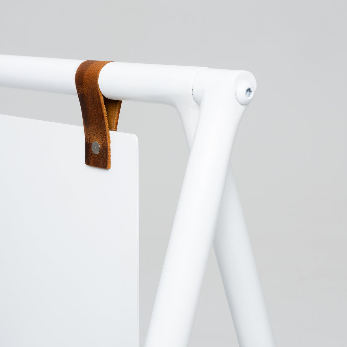 Leren draagband van het witte metalen stoepbord A-frame