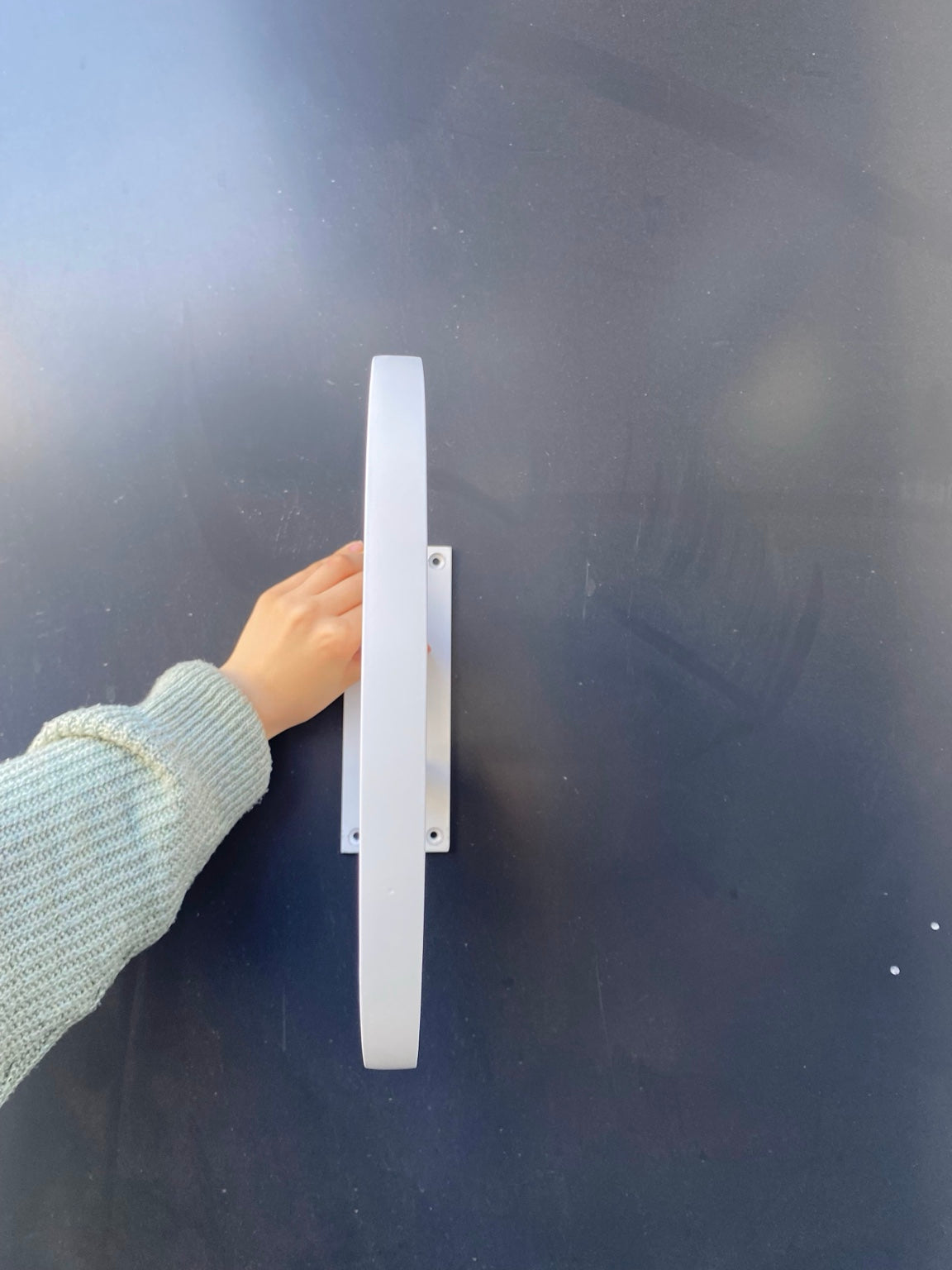 Rand van het ronde witte aluminium uithangbord – detail