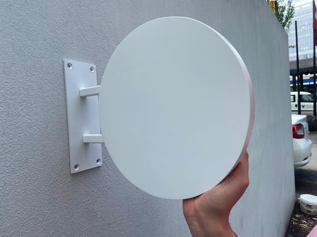 Rond wit uithangbord van aluminium – schuin aanzicht
