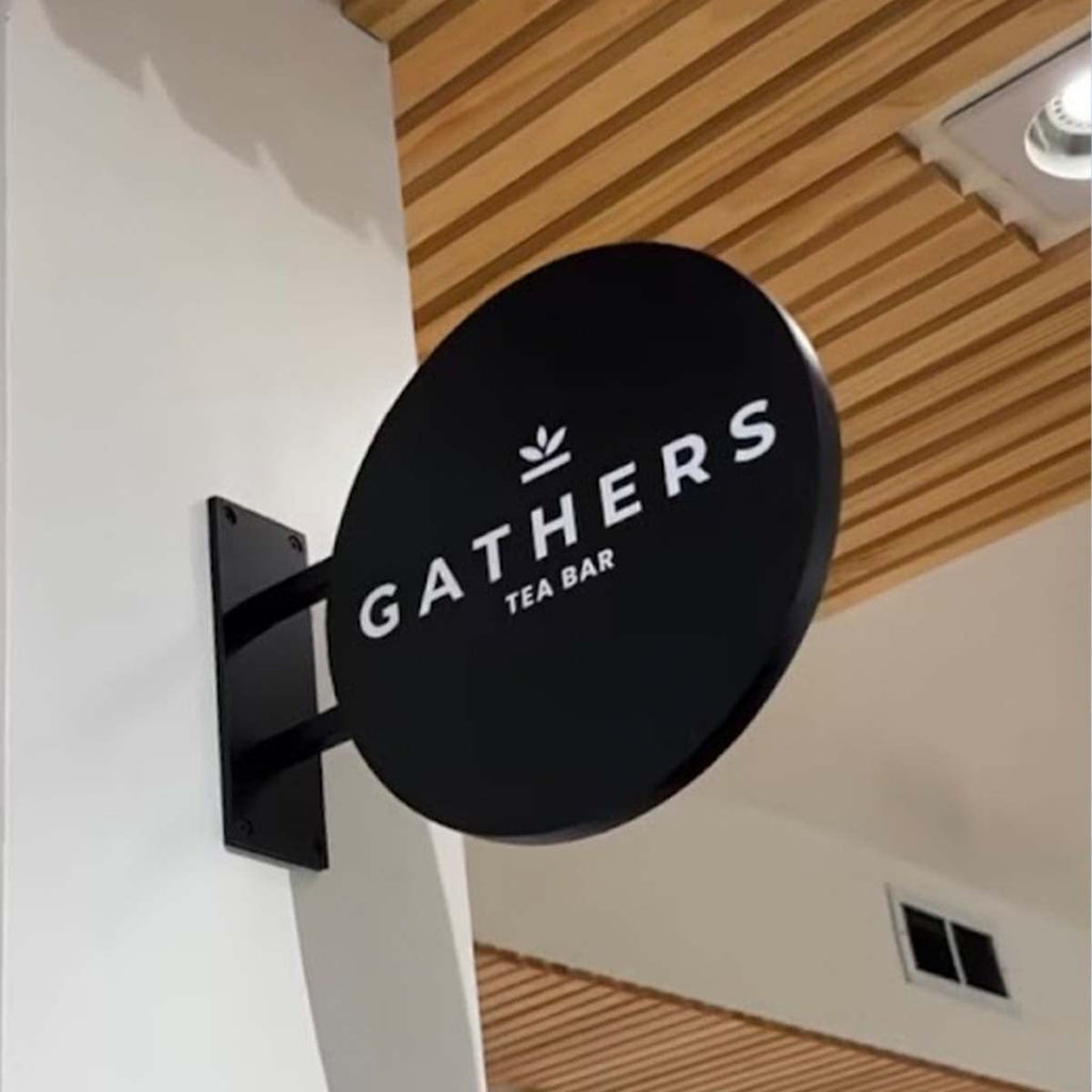 Rond zwart aluminium uithangbord met logo, voorbeeld